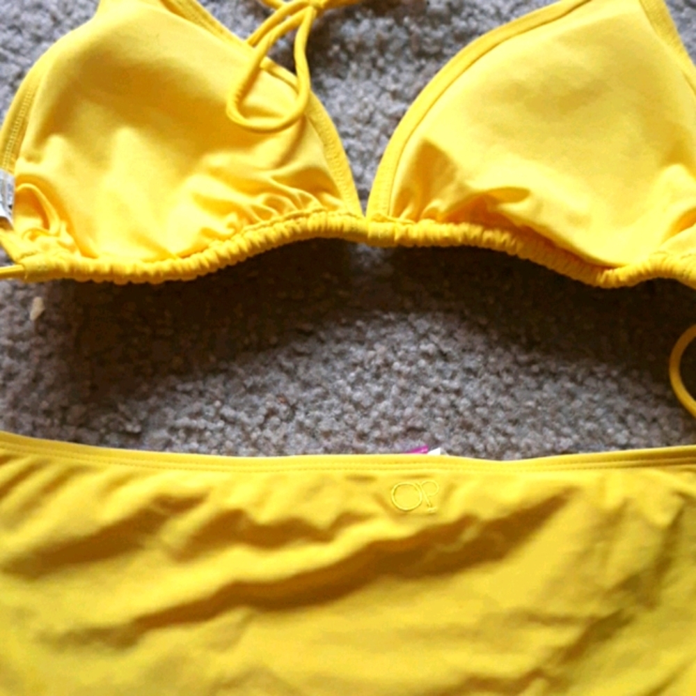 Yellow bikini - Picture 2 of 4